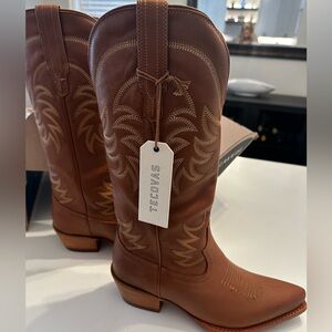 NWT - cowgirl boots